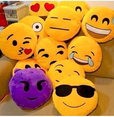 Descanso enchido redondo do sono do bebê do Emoticon amarelo de Emoji para o uso home
