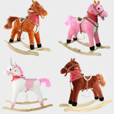 O cavalo de balanço bonito das crianças brinca grande claro conduzido da boca cauda movente sadia