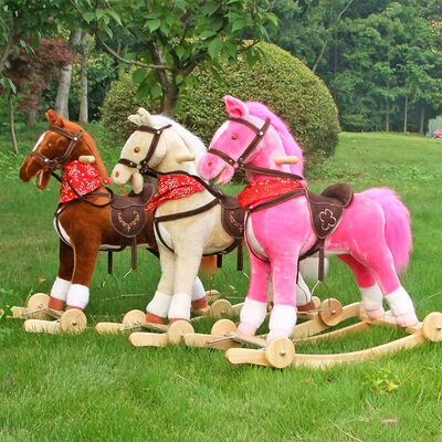 O cavalo de balanço bonito das crianças brinca grande claro conduzido da boca cauda movente sadia