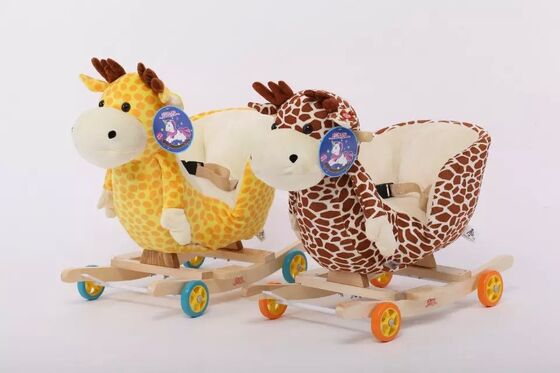 O bebê bonito de balanço da cadeira animal do bebê brinca a boneca pequena do luxuoso da sereia