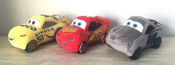 Os carros originais vermelhos dos pilotos da barata de Disney brincam 3 brinquedos enchidos do luxuoso dos desenhos animados para o jogo do bebê