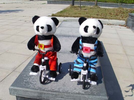 Brinquedos musicais do luxuoso do algodão de 100% PP, brinquedo macio da panda animal eletrônica da bicicleta
