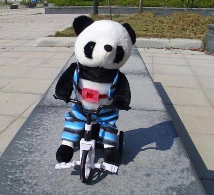 Brinquedos musicais do luxuoso do algodão de 100% PP, brinquedo macio da panda animal eletrônica da bicicleta