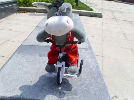 Brinquedos musicais do luxuoso do algodão de 100% PP, brinquedo macio da panda animal eletrônica da bicicleta