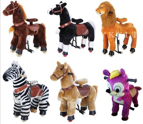 Criança mecânica do pônei do equipamento bonito do parque de diversões que livra no animal de passeio