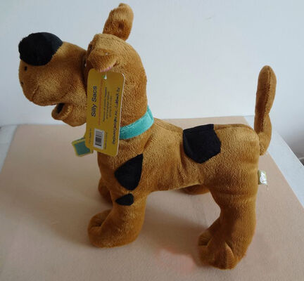 Bichos de pelúcia scooby do doo dos brinquedos bonitos do luxuoso dos desenhos animados na pose estando
