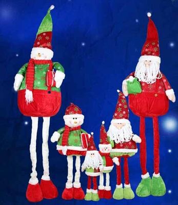 A grandes boneca e boneco de neve de Santa com feriado do Natal do pé de Streaching para comemoram o partido